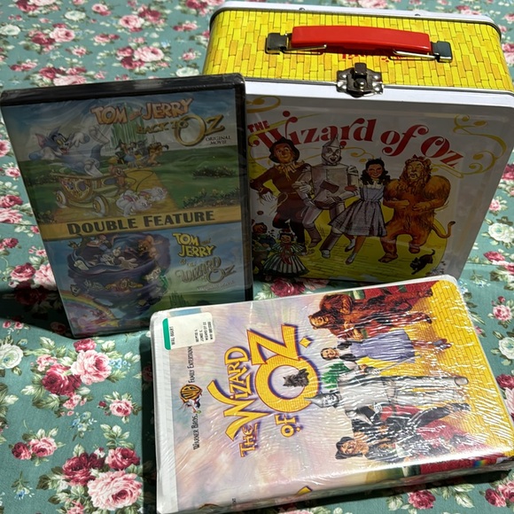 The Wizard of Oz! Lunchbox, DVD, & VHS! Movies are sealed. Excellent condition💫 - Picture 12 of 16